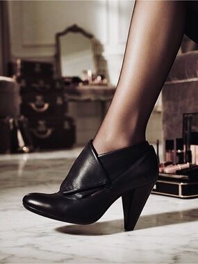 Coach Black Leather Folded Vamp Cone Heel Pumps SO COMFORTABLE!